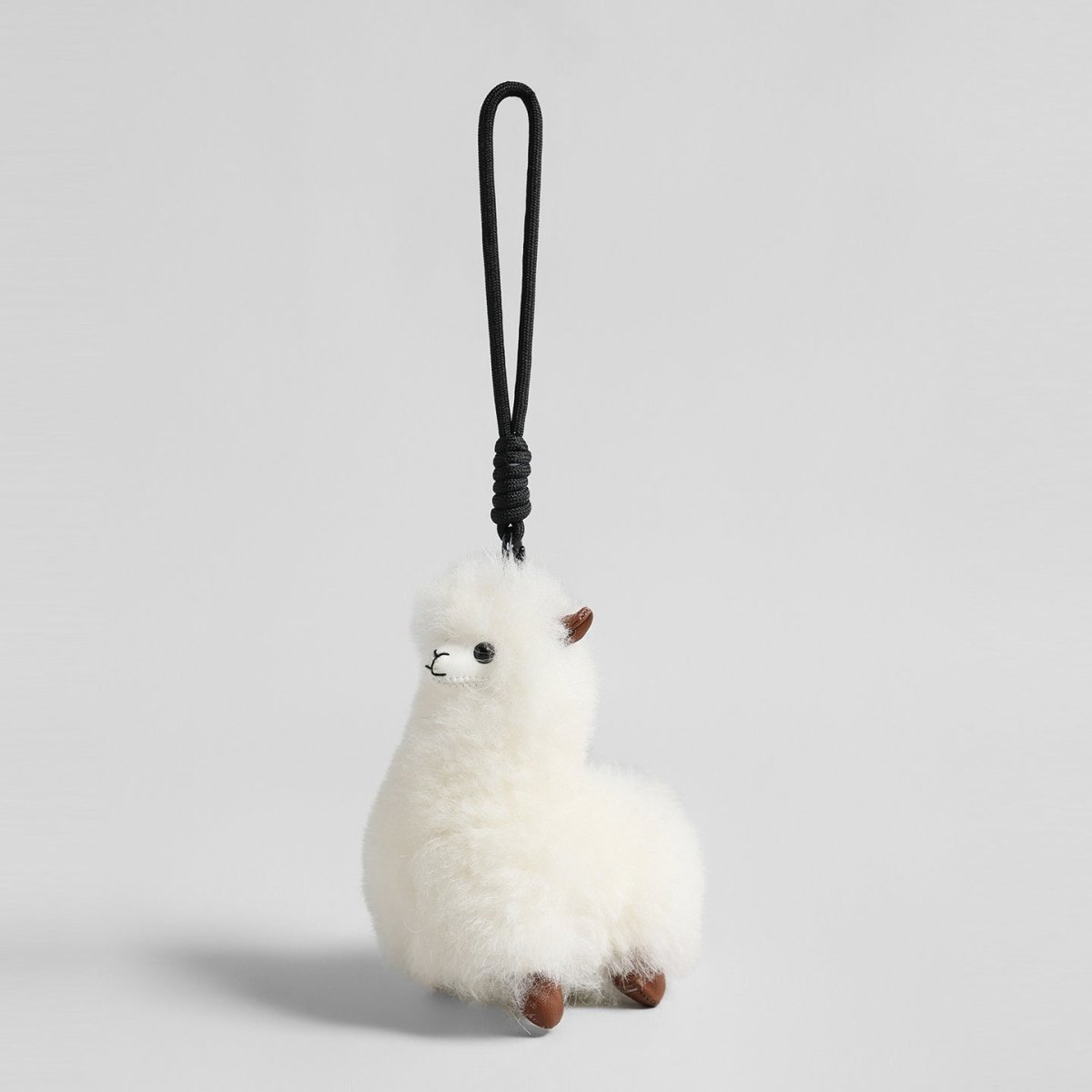 Fluffy Alpaca Bag Charm – Plush Animal Keychain with Rope Loop