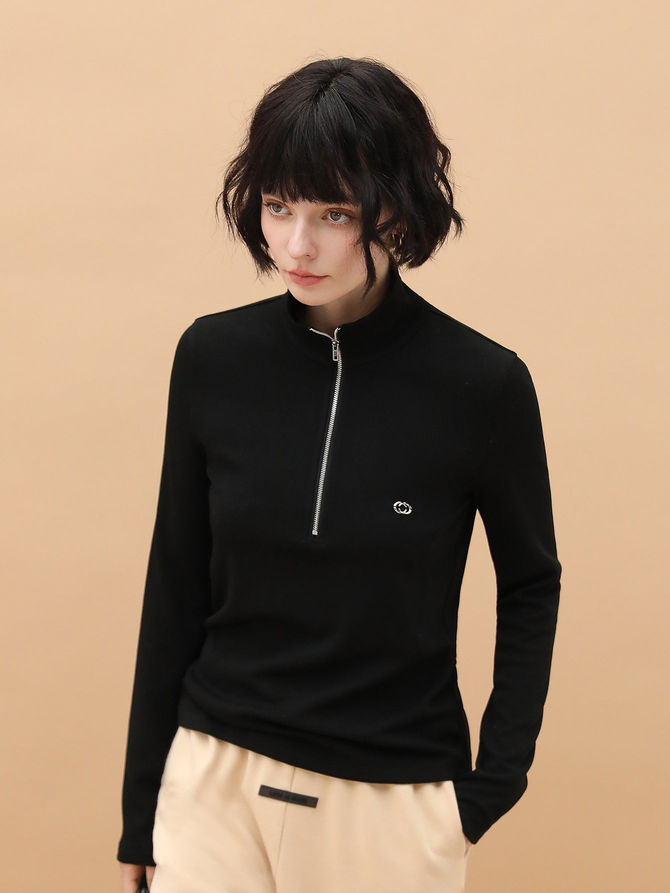 form-fitting-half-zip-knit-top-shirt_all_black_3.jpg