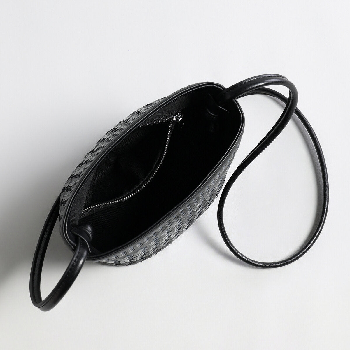 Hand-Woven Lambskin Bucket Bag – Two-Tone Intrecciato Weave with Slim Shoulder Strap