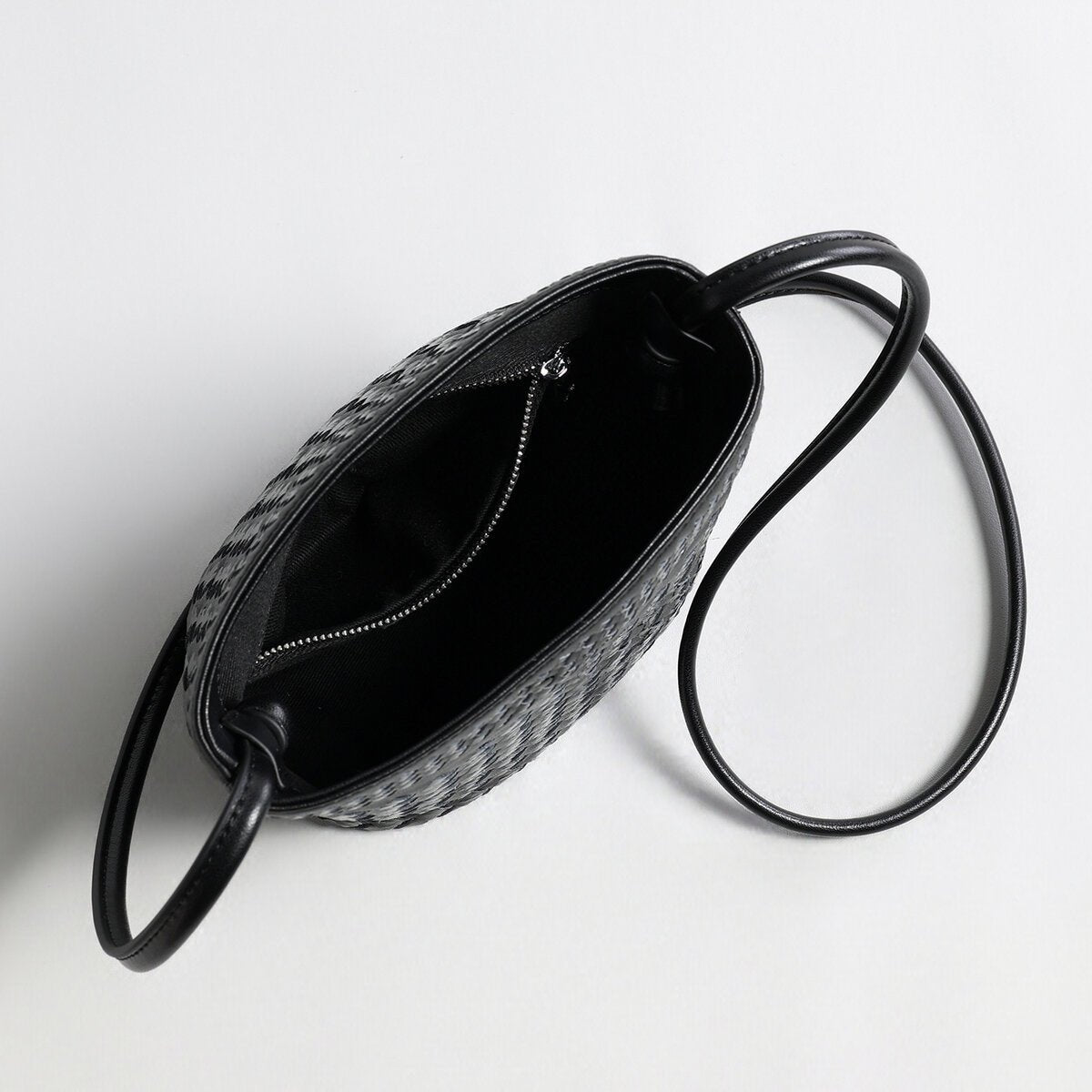 Hand-Woven Lambskin Bucket Bag – Two-Tone Intrecciato Weave with Slim Shoulder Strap