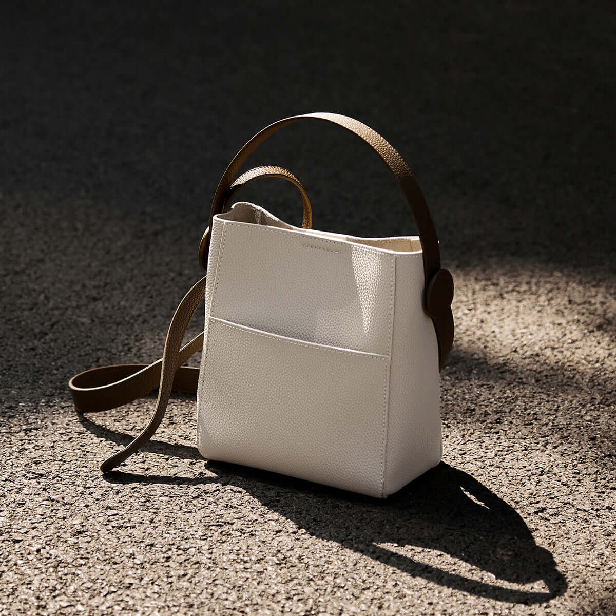 alexa-daily-leather-bucket-bag_white_5.jpg
