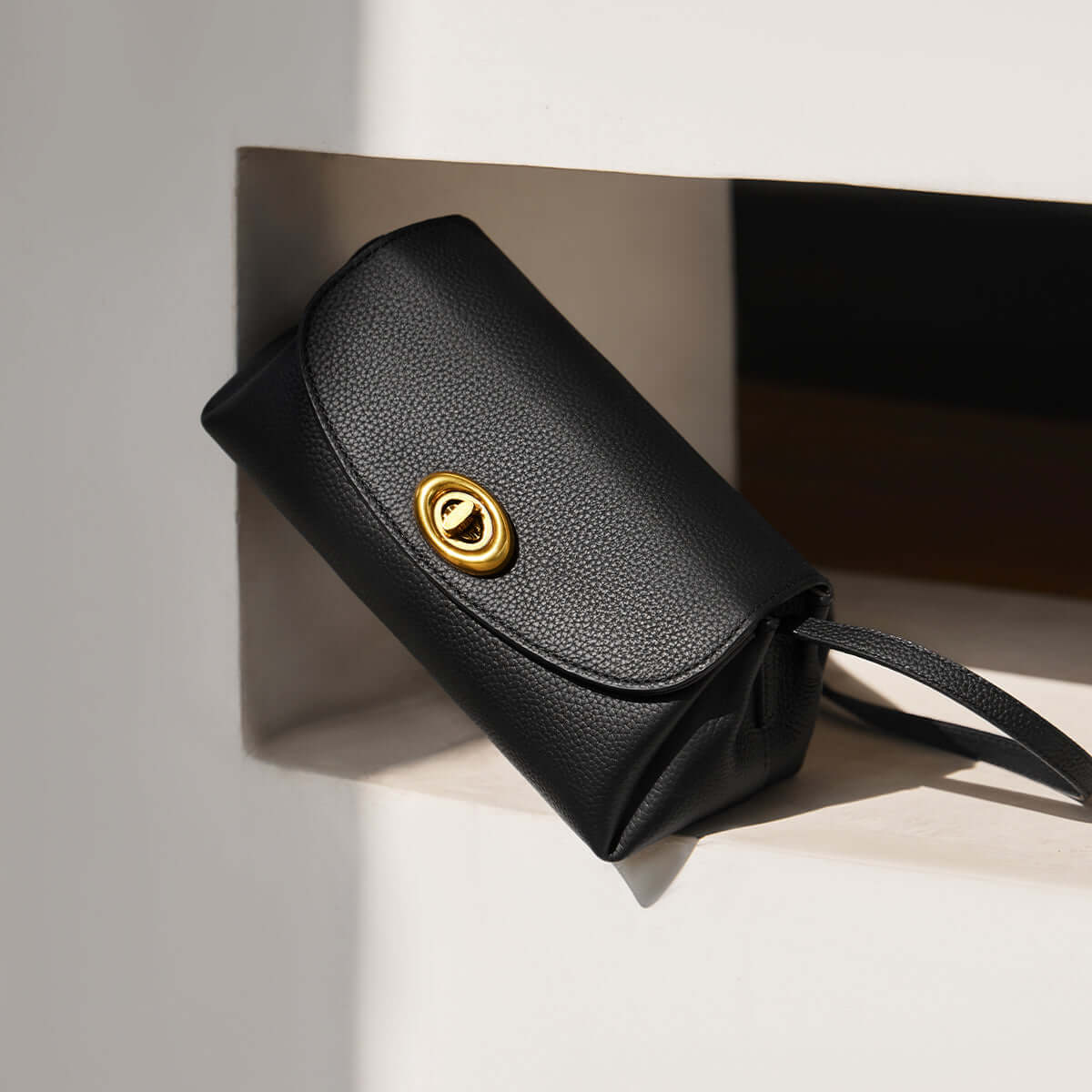 baguette twist lock leather shoulder bag black 2