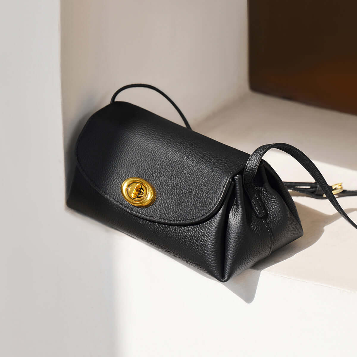 baguette twist lock leather shoulder bag black 4