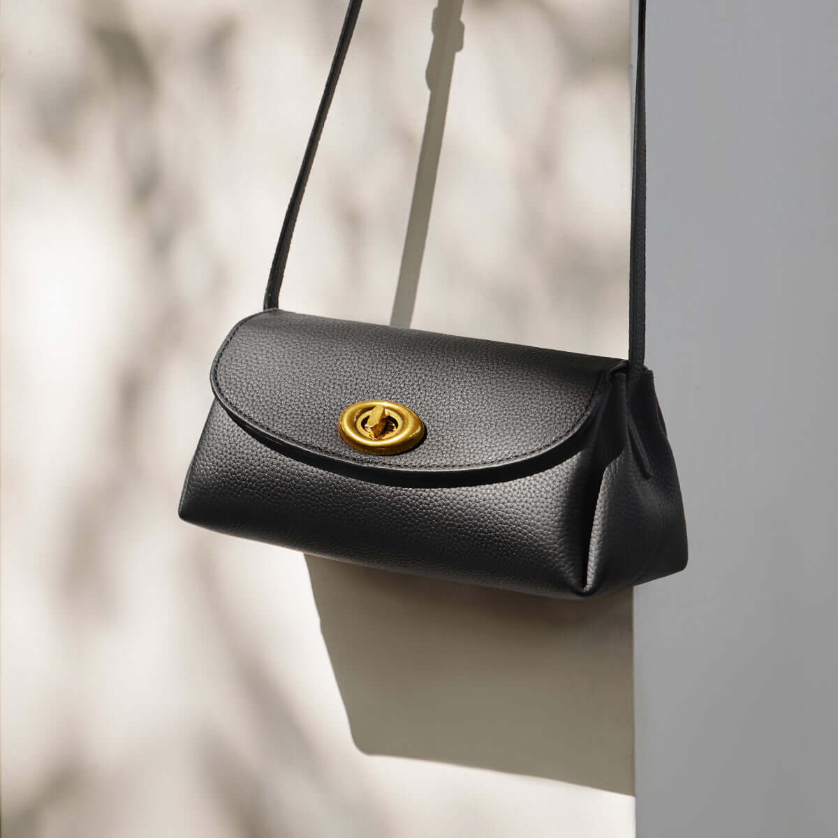 baguette twist lock leather shoulder bag black 5