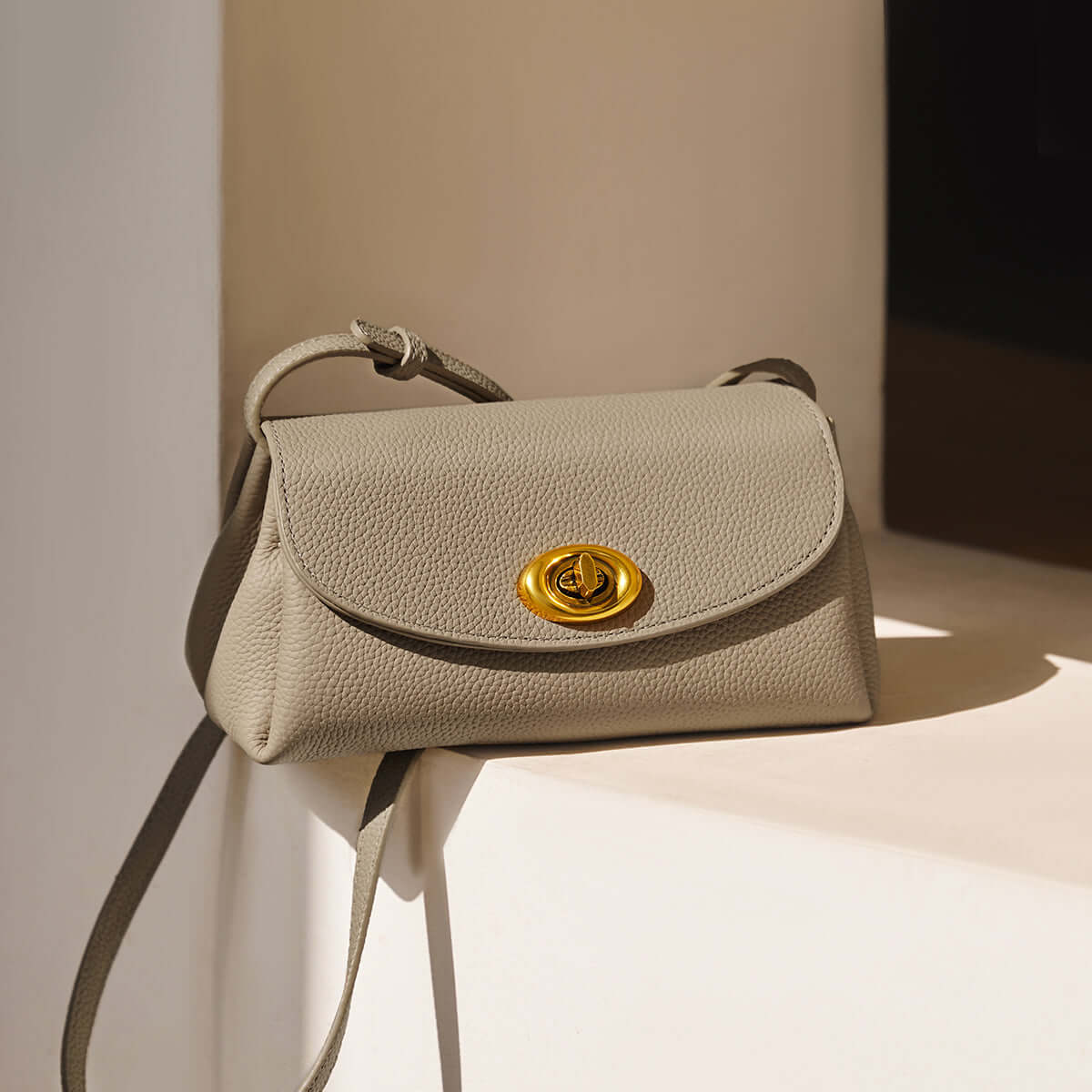 baguette twist lock leather shoulder bag khaki 2