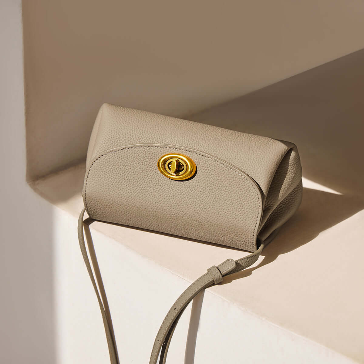 baguette twist lock leather shoulder bag khaki 3