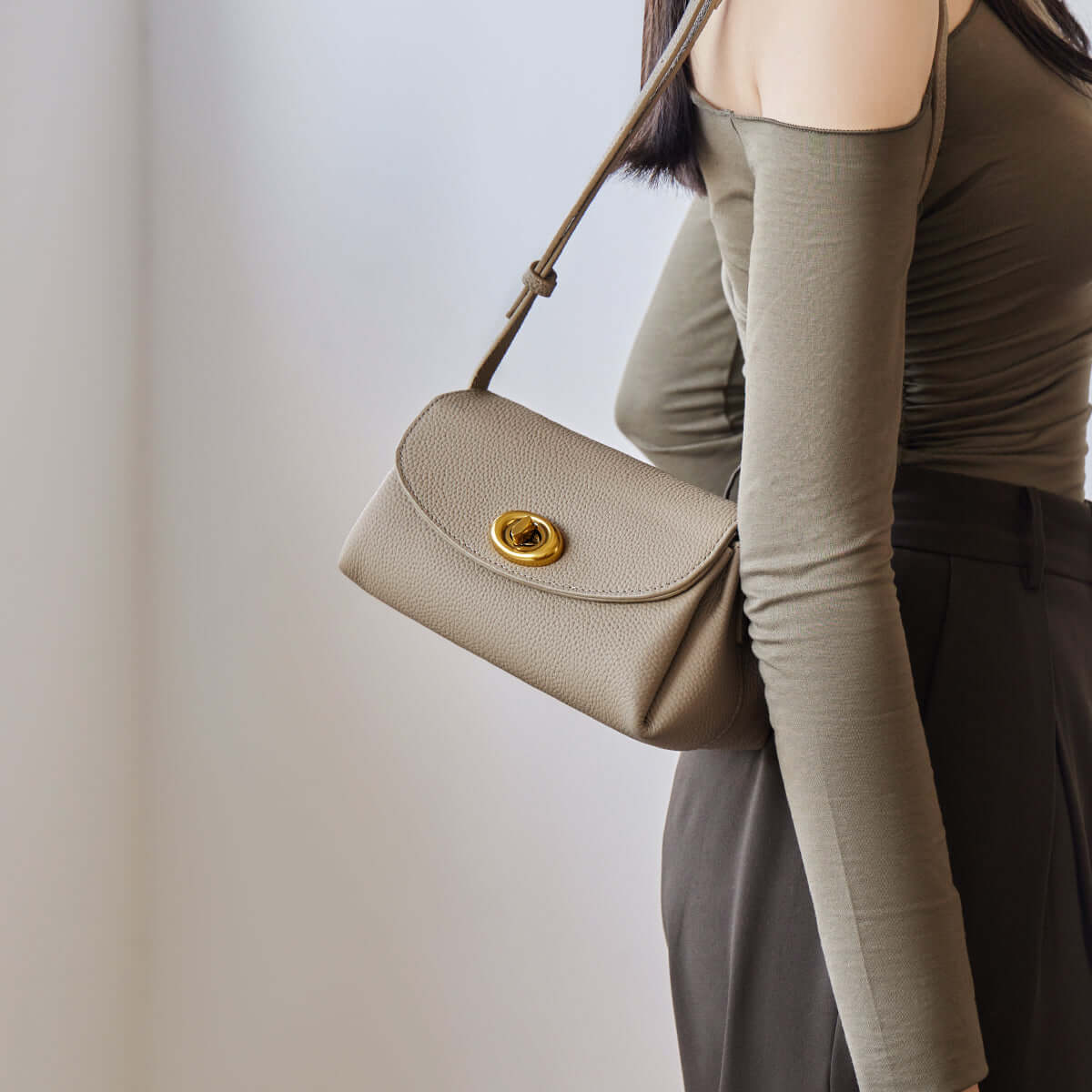 baguette-twist-lock-leather-shoulder-bag_khaki_6.jpg
