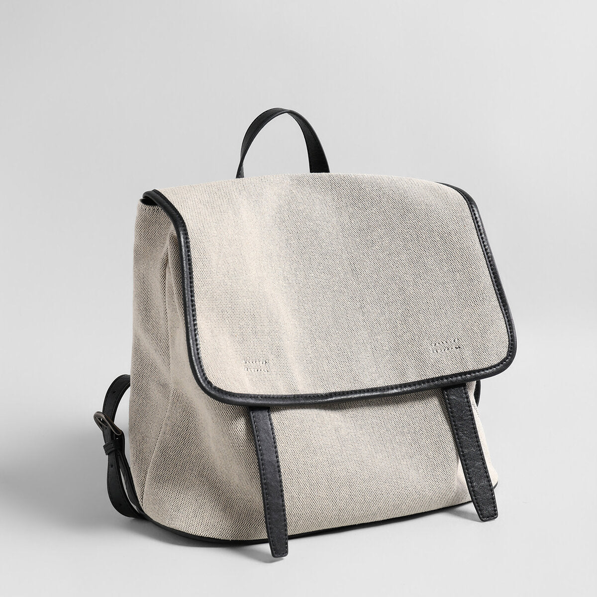 Canvas Flap Backpack – Large-Capacity Structured Daypack with Leather Trim