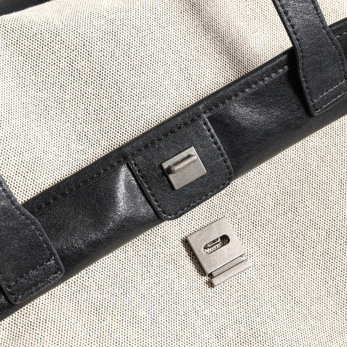 Canvas Flap Backpack – Large-Capacity Structured Daypack with Leather Trim