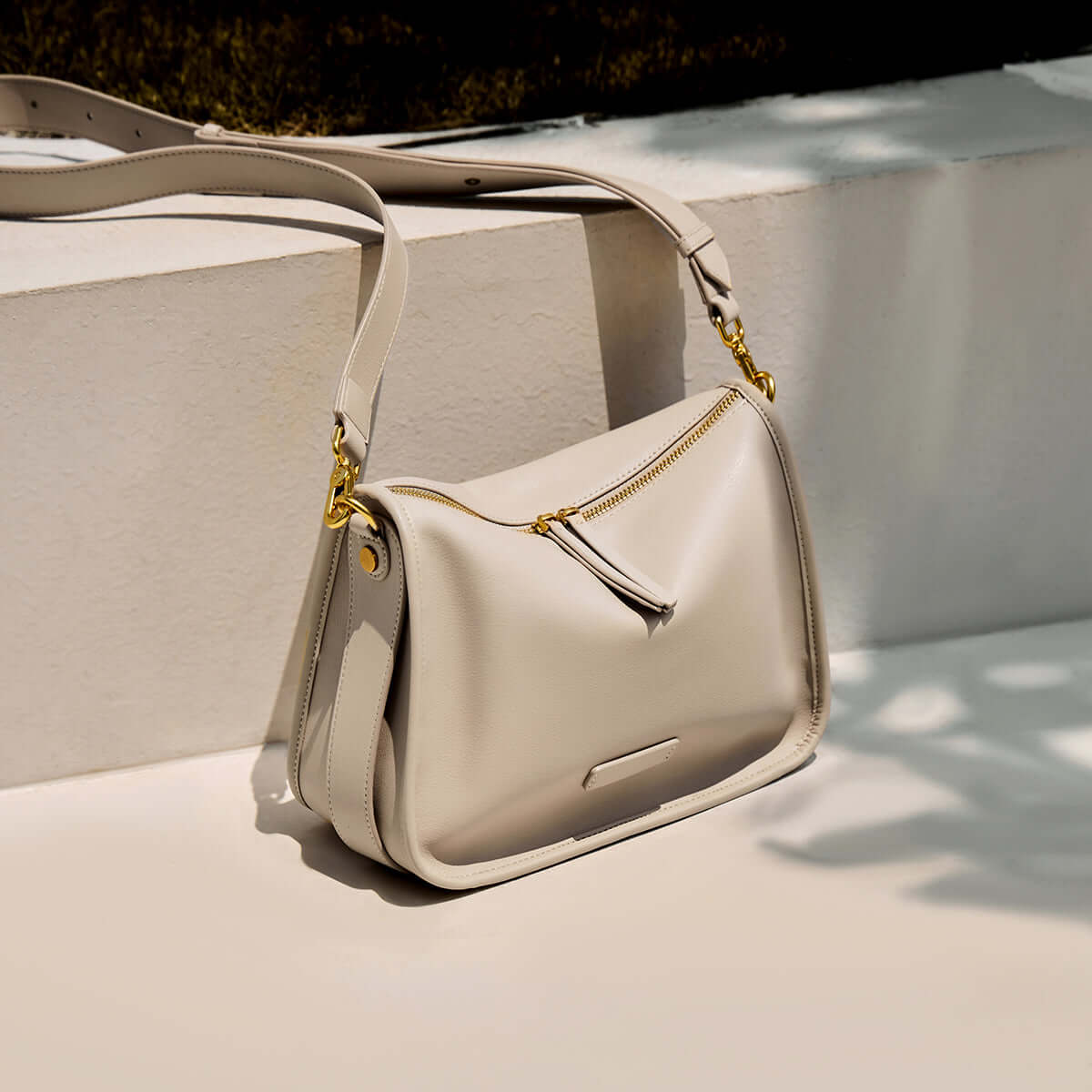 classic julie leather shoulder bag beige 3