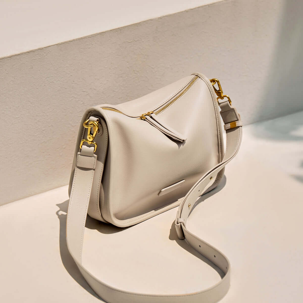 classic julie leather shoulder bag beige 4