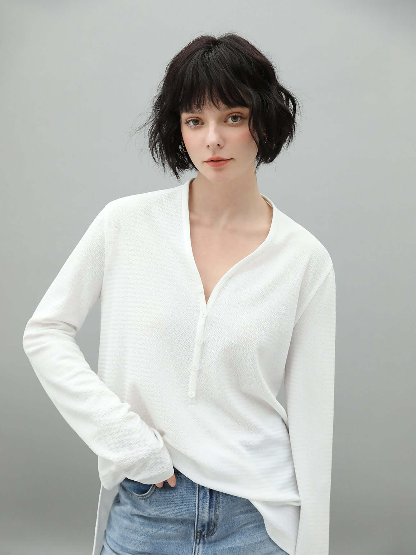 classic v neck jacquard tee all white 3