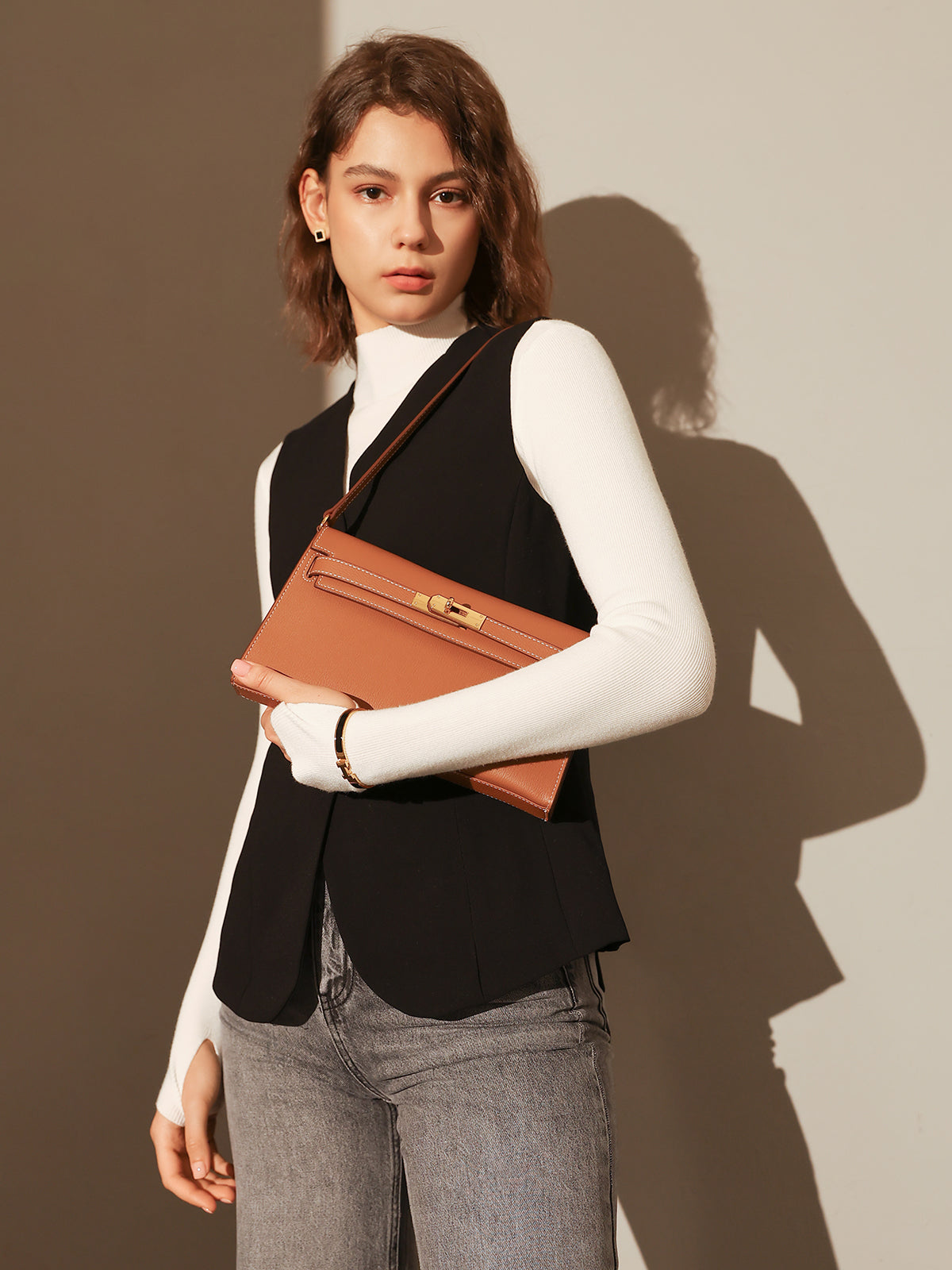 compact-ellen-shoulder-bag_brown_3.jpg