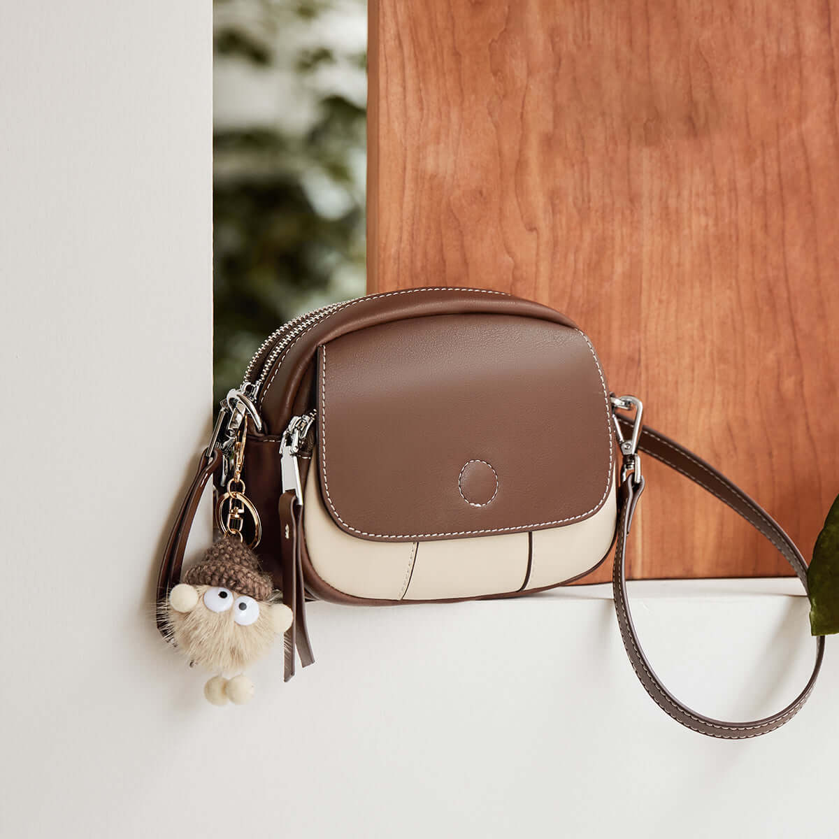 cutesy-compact-leather-shoulder-bag_coffee_3.jpg