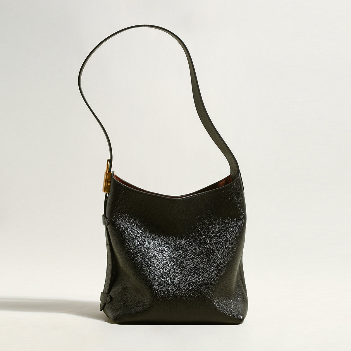 essential leather bucket bag all black 1