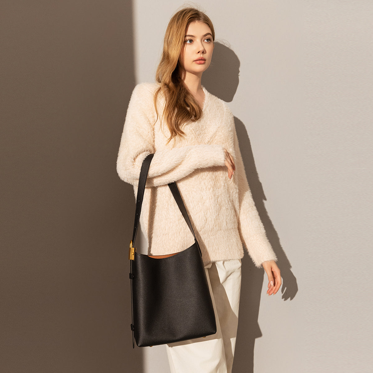 essential-leather-bucket-bag_small_black_1.jpg