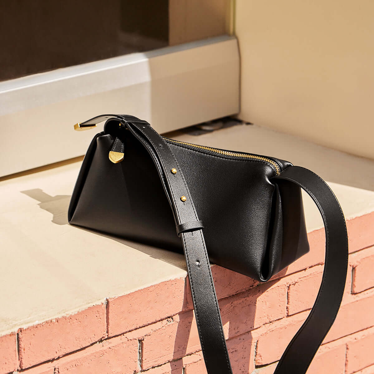 essentials only baguette shoulder bag black 2