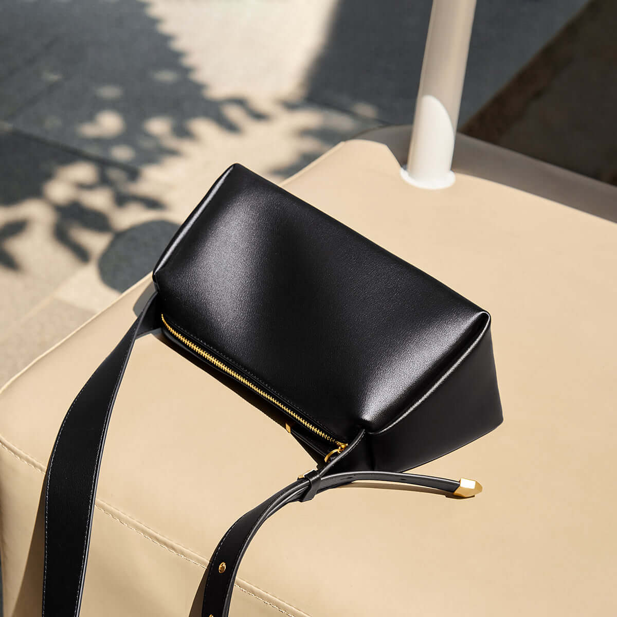 essentials only baguette shoulder bag black 3