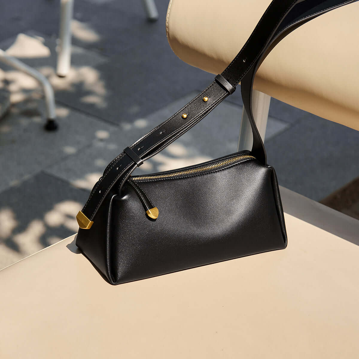 essentials only baguette shoulder bag black 4