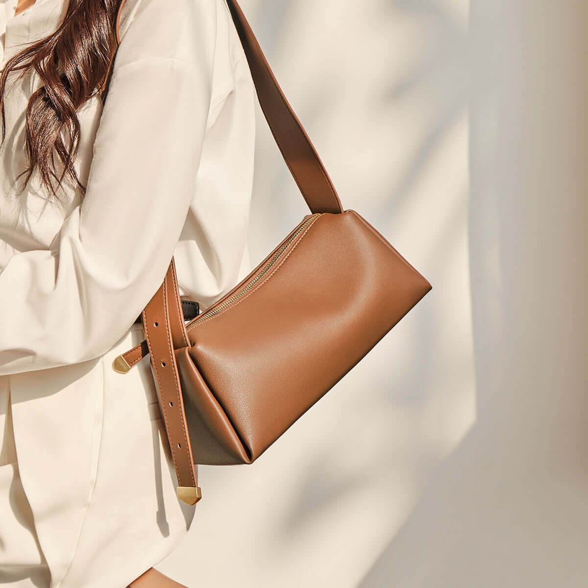 essentials-only-baguette-shoulder-bag_brown_6.jpg