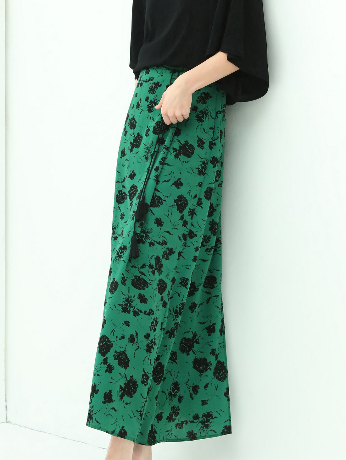 floral-green-and-black-high-waist-midi-skirt_all_green_1.jpg