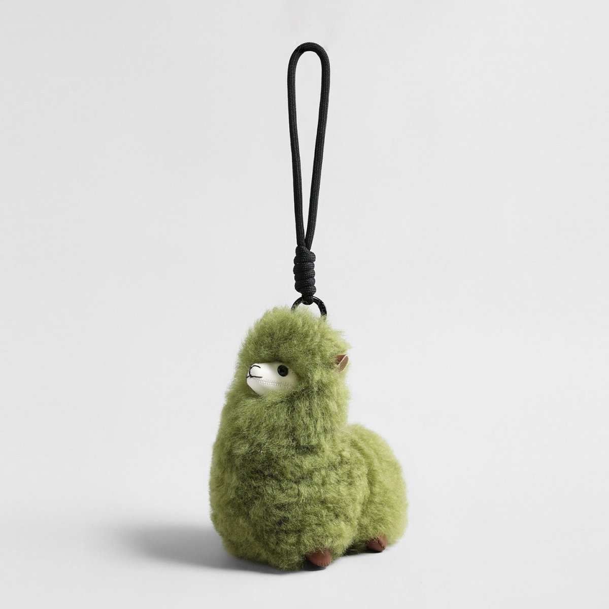 Fluffy Alpaca Bag Charm – Plush Animal Keychain with Rope Loop