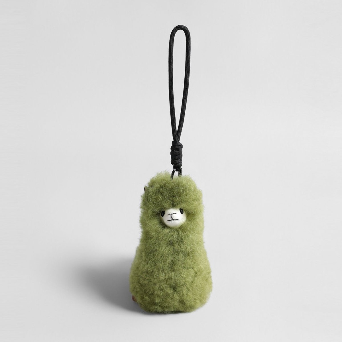 Fluffy Alpaca Bag Charm – Plush Animal Keychain with Rope Loop