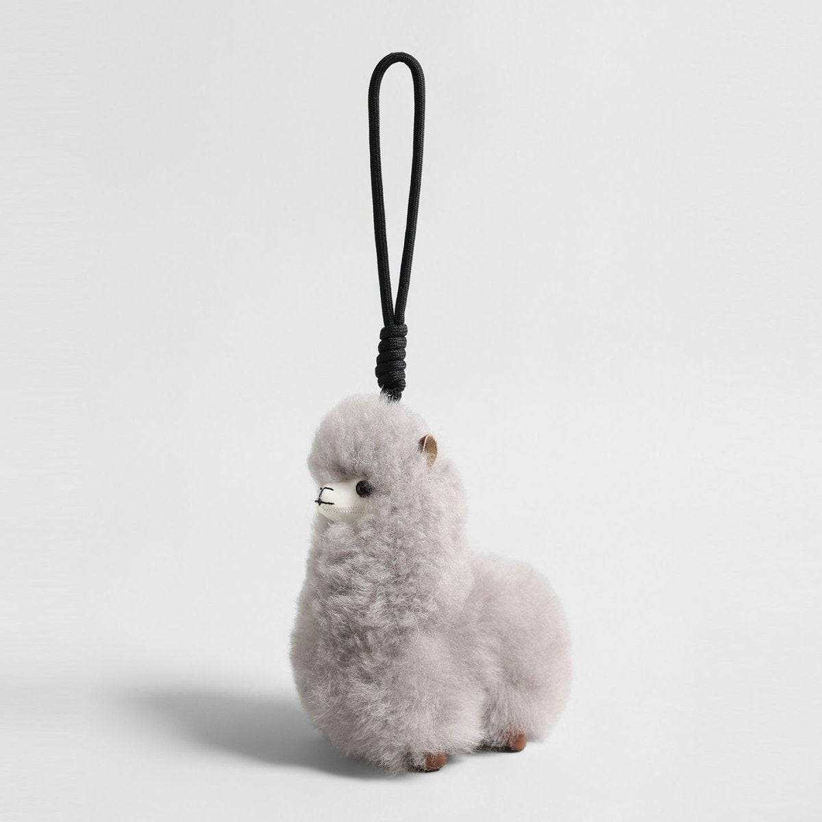 Fluffy Alpaca Bag Charm – Plush Animal Keychain with Rope Loop