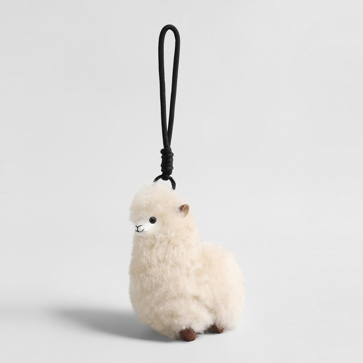 Fluffy Alpaca Bag Charm – Plush Animal Keychain with Rope Loop