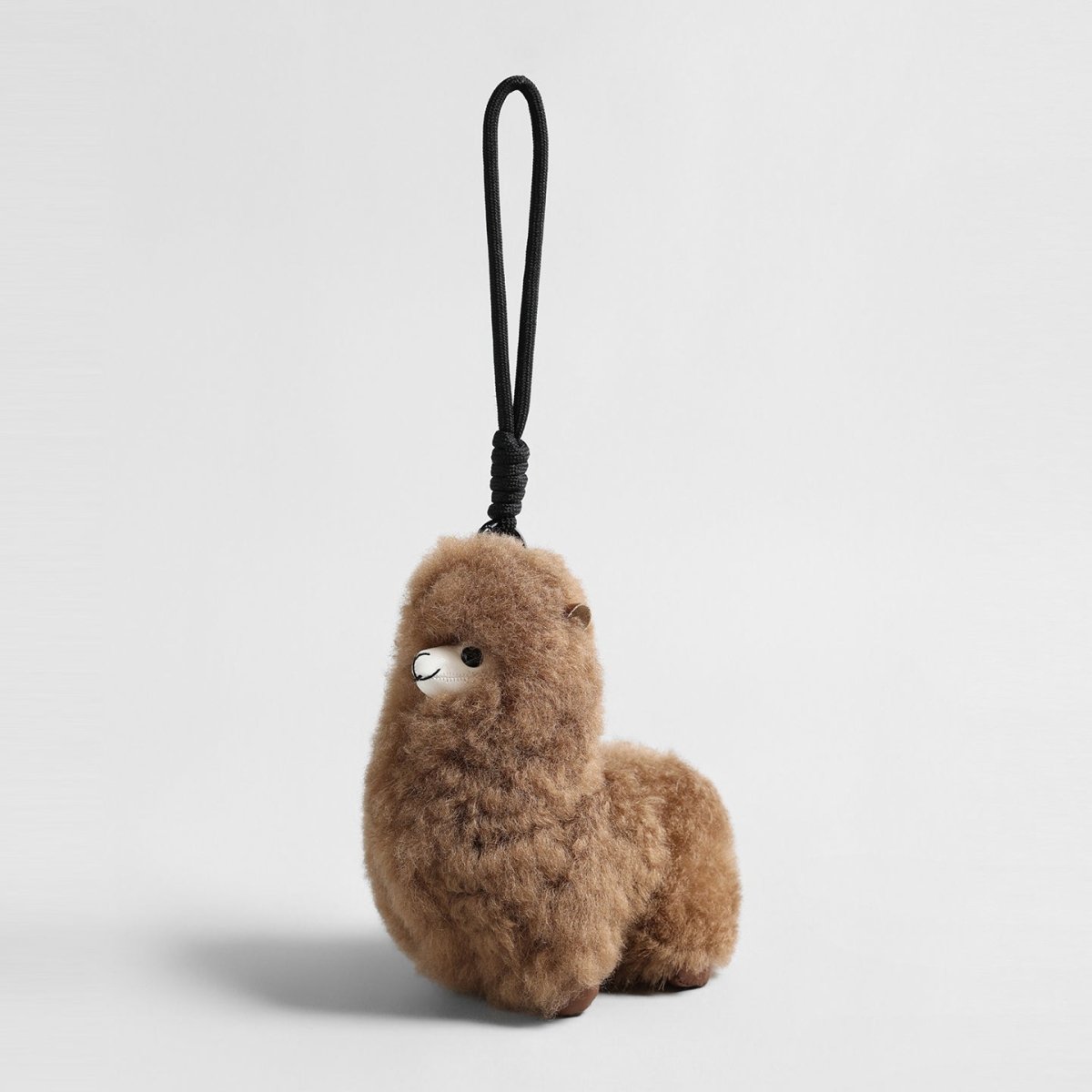 Fluffy Alpaca Bag Charm – Plush Animal Keychain with Rope Loop