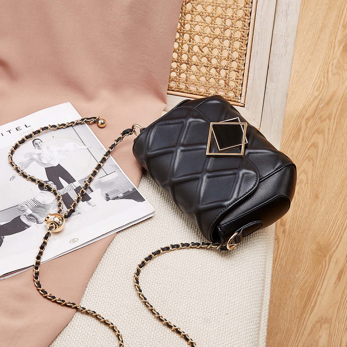 geometric lock quilted shoulder bag black 4