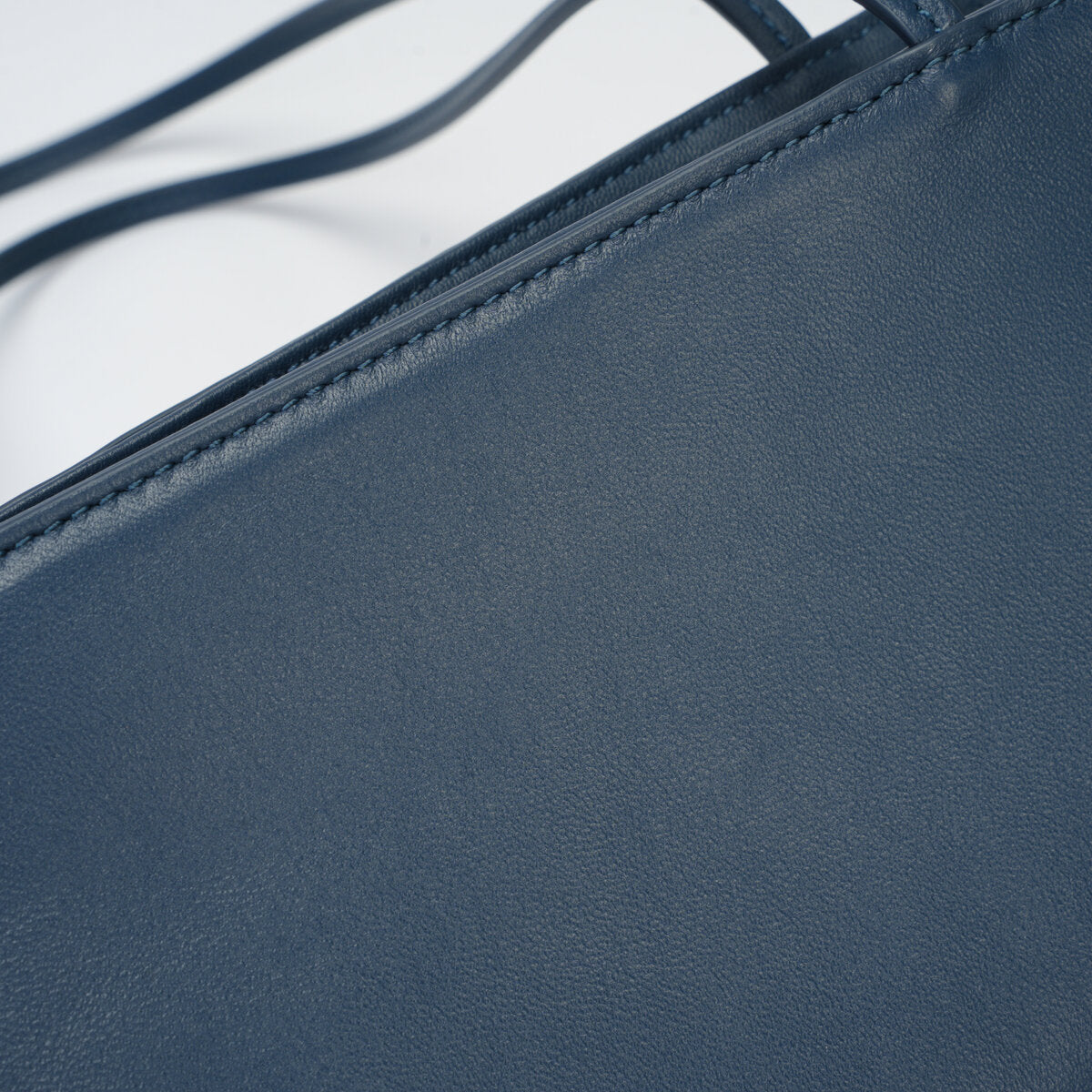 Goatskin Leather Trapezoid Shoulder Bag – Ultra-Lightweight Minimalist Underarm Purse
