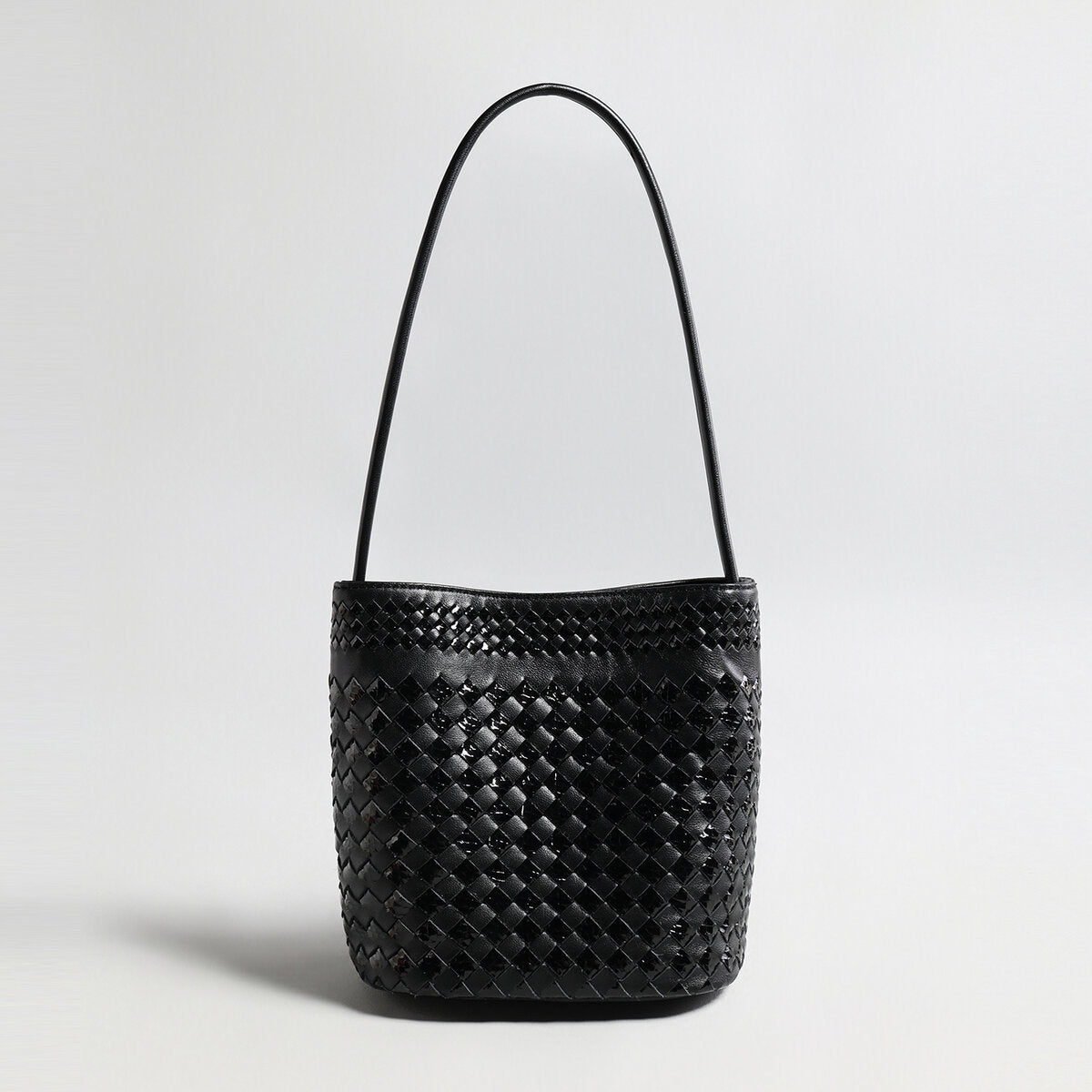 Hand-Woven Lambskin Bucket Bag – Two-Tone Intrecciato Weave with Slim Shoulder Strap
