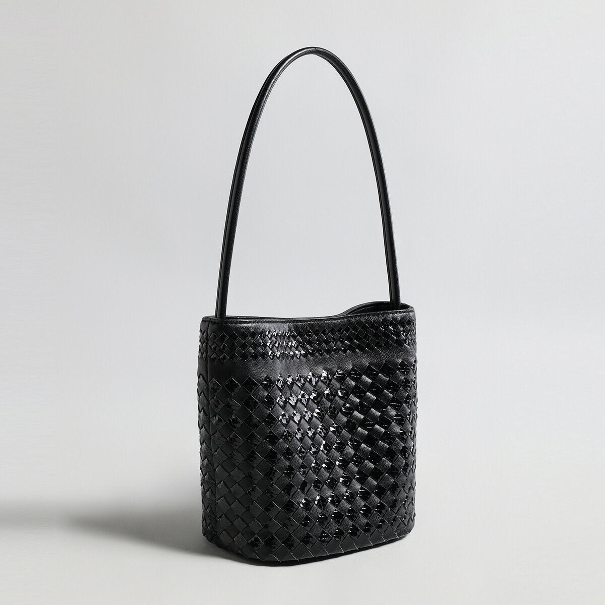 Hand-Woven Lambskin Bucket Bag – Two-Tone Intrecciato Weave with Slim Shoulder Strap