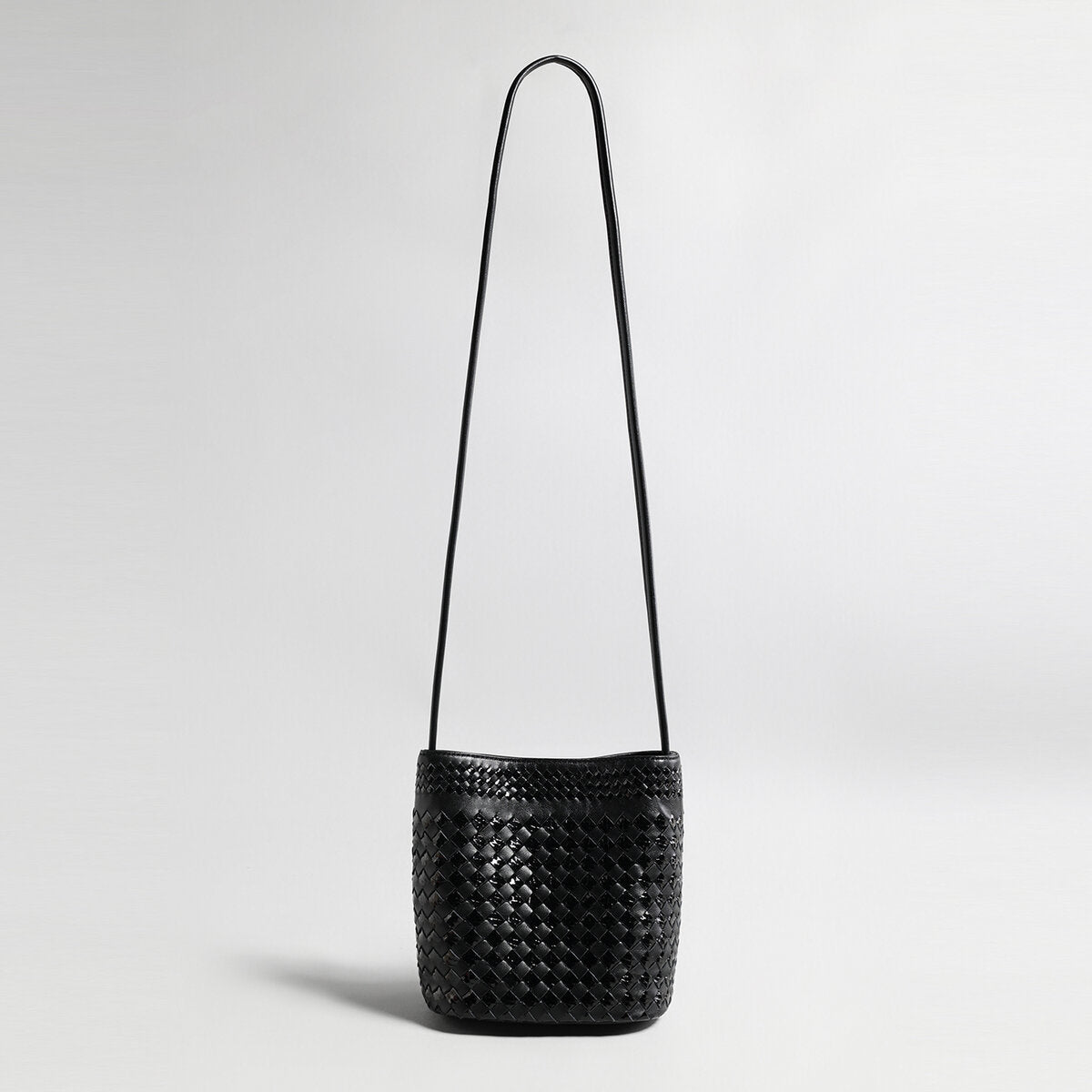 Hand-Woven Lambskin Bucket Bag – Two-Tone Intrecciato Weave with Slim Shoulder Strap