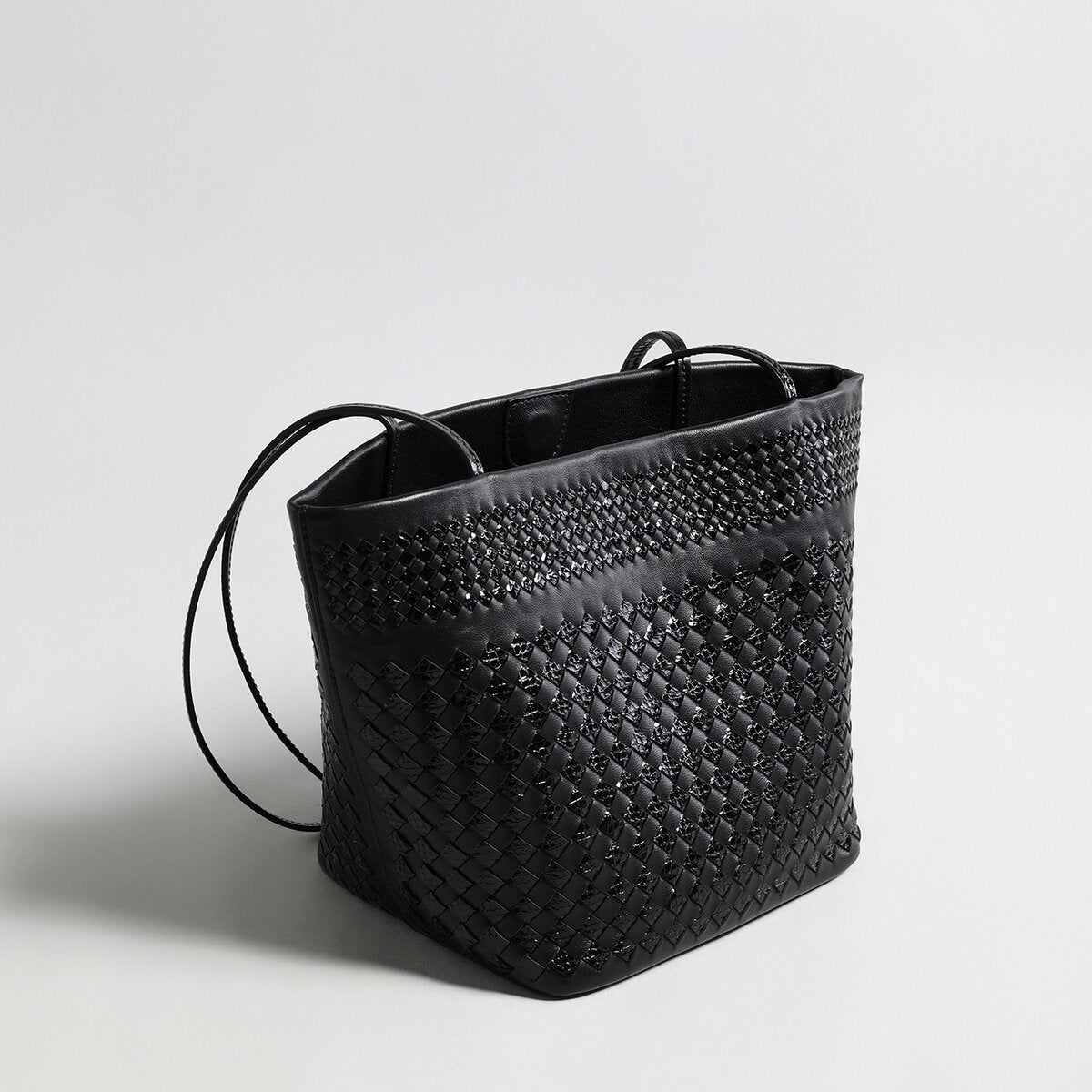 Hand-Woven Leather Tote Bag – Two-Tone Intrecciato Weave with Drawstring Inner Pouch