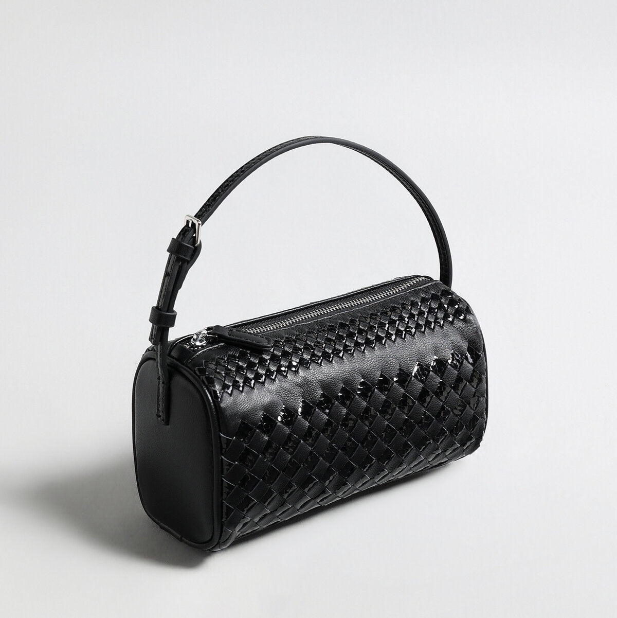Hand-Woven Sheepskin Leather Cylinder Bag – Two-Tone Intrecciato Barrel with Adjustable Strap