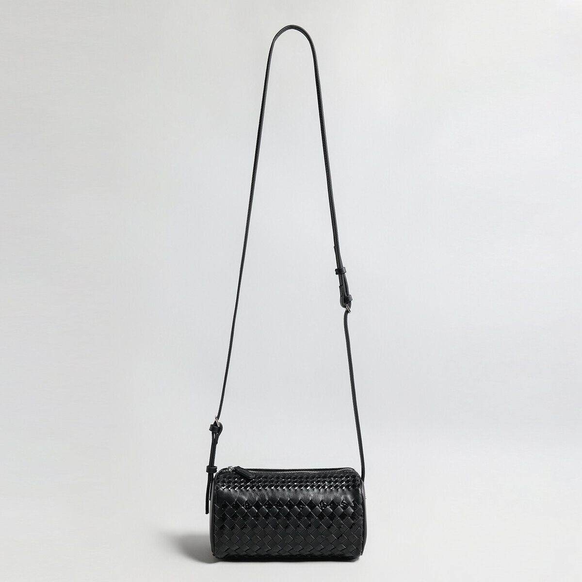 Hand-Woven Sheepskin Leather Cylinder Bag – Two-Tone Intrecciato Barrel with Adjustable Strap