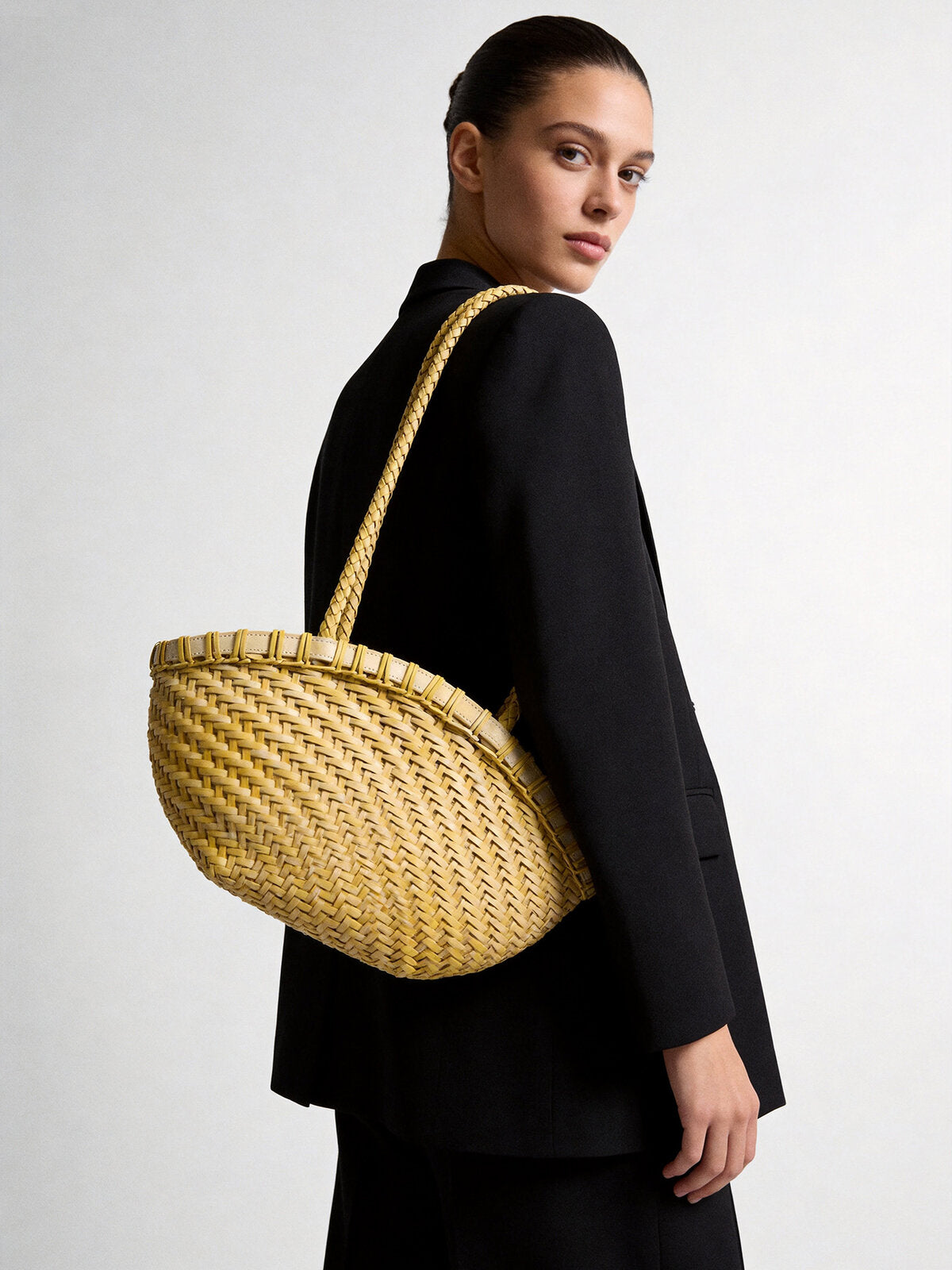Handwoven Leather Flared Market Basket Tote – Braided Handle Mother-Daughter Bag with Removable Pouch