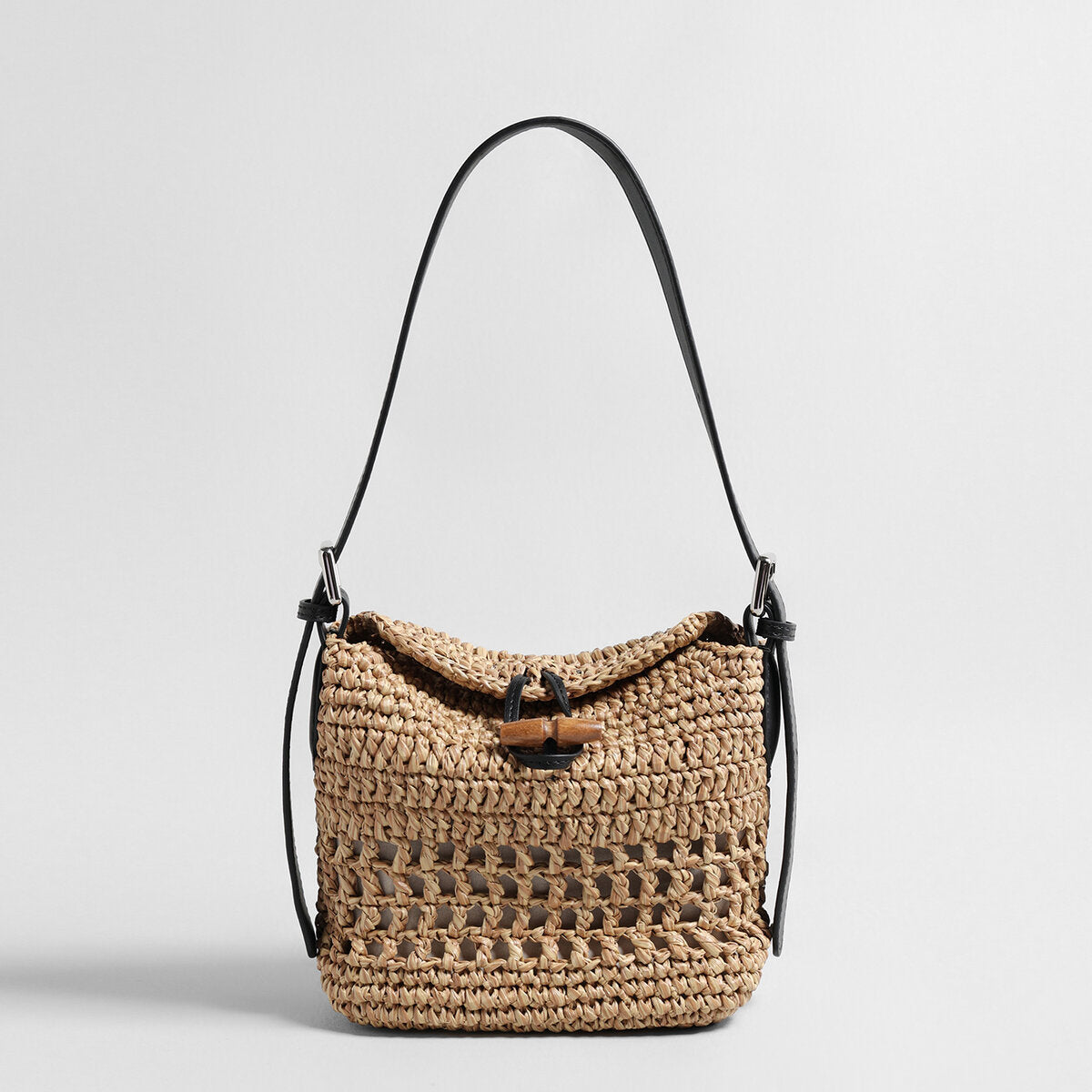 Handwoven Raffia Hobo Bag – Wooden Toggle Closure & Adjustable Leather Strap