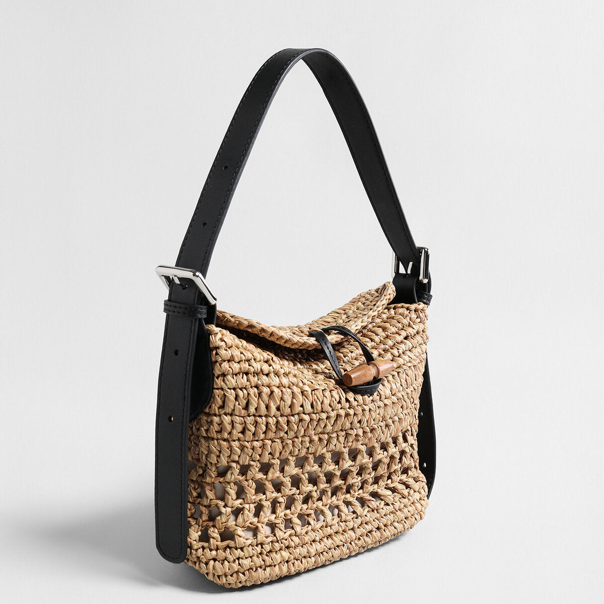 Handwoven Raffia Hobo Bag – Wooden Toggle Closure & Adjustable Leather Strap