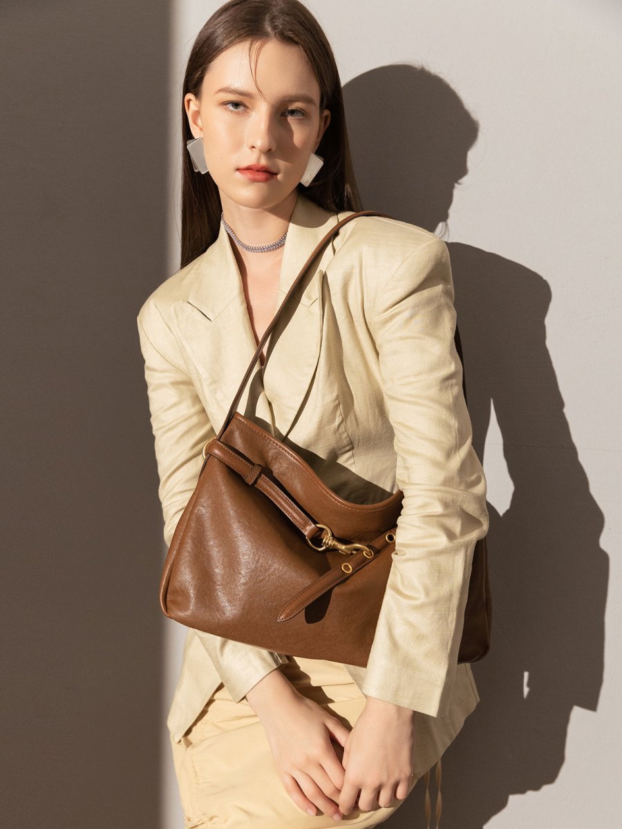 Harper Slouchy Leather Hobo Bag – Vintage-Inspired Shoulder Bag with Equestrian Dog-Clip Detail