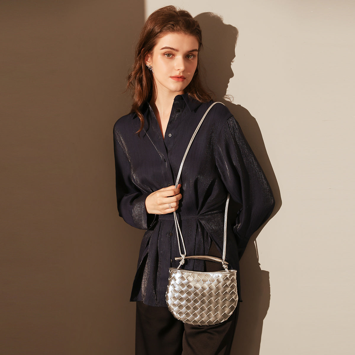 italian-life-woven-shoulder-bag-with-sculptured-handle_silver_2.jpg