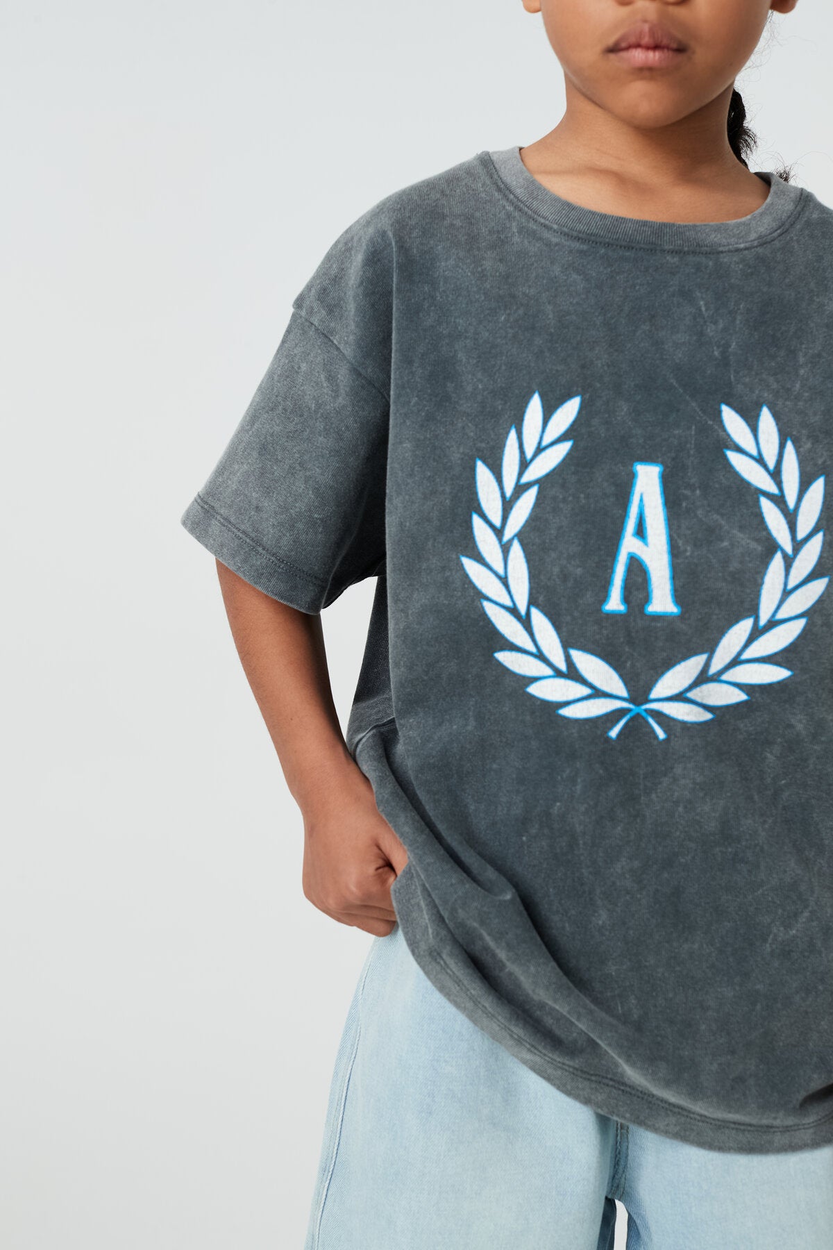Kids APLUS DMINUS Campus Laurel Wreath Heavyweight Washed T-Shirt – 100% Cotton Boxy Fit Collegiate Crest Tee
