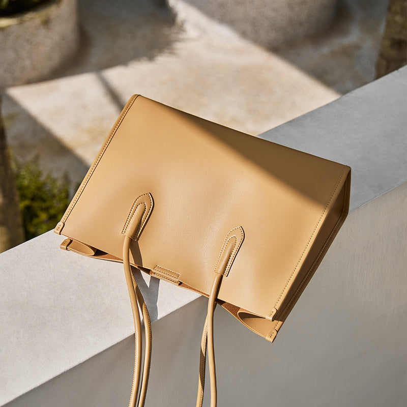 large-capacity-leather-commuter-tote-bag_tan_5.jpg