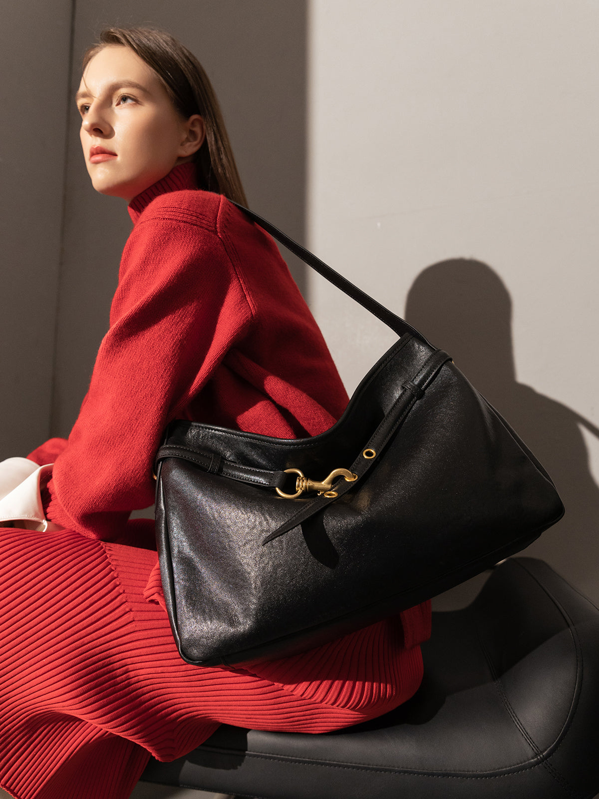 medium slouchy leather shoulder bag black 5.JPG