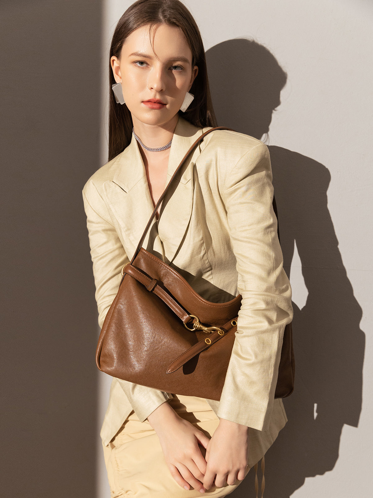 medium-slouchy-leather-shoulder-bag_brown_3.JPG