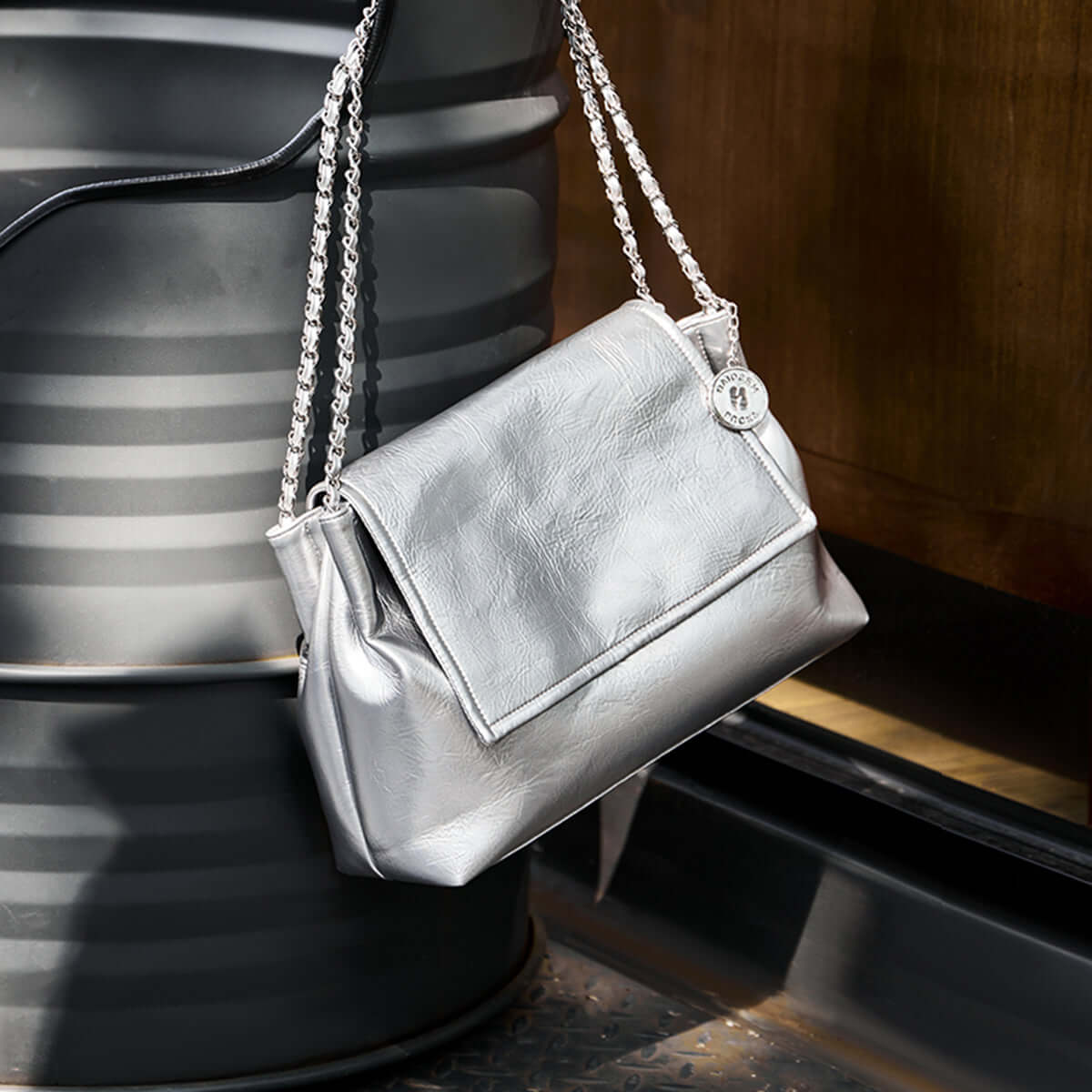 metallic leather chain strapped shoulder bag all 2