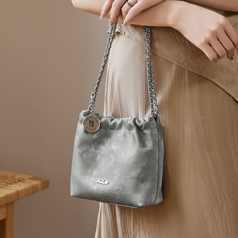 metallic-leather-pleated-chain-strap-bag_silver_6.jpg
