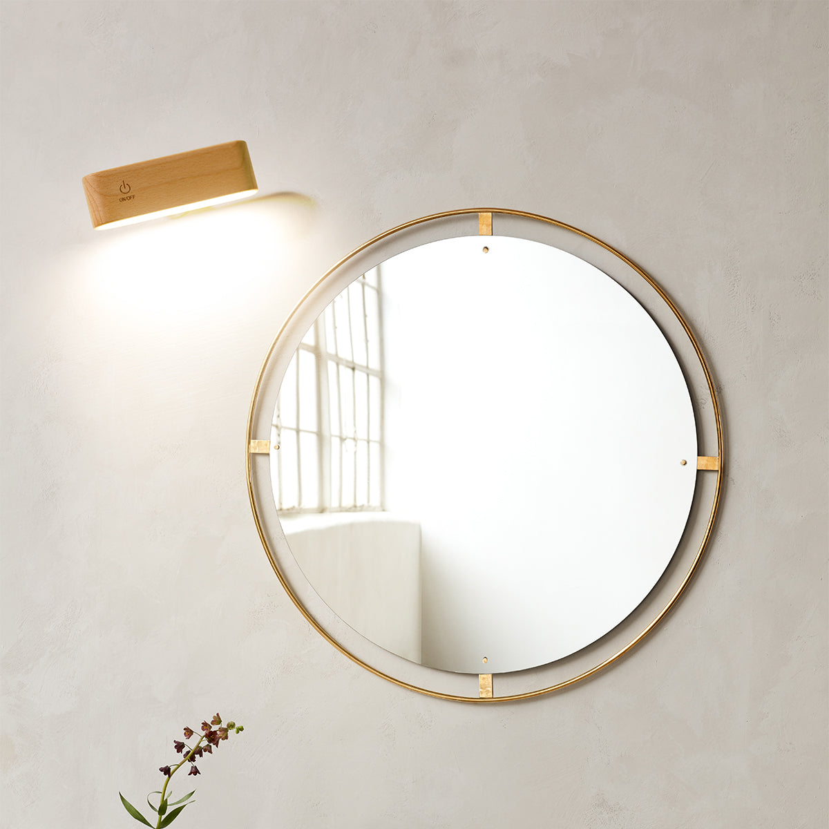 mini-solid-wood-magnetic-rechargable-wall-light_natural_2.jpg